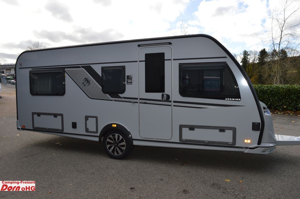 KNAUS Südwind 540 UE Black Selection Elektrische Fußbo